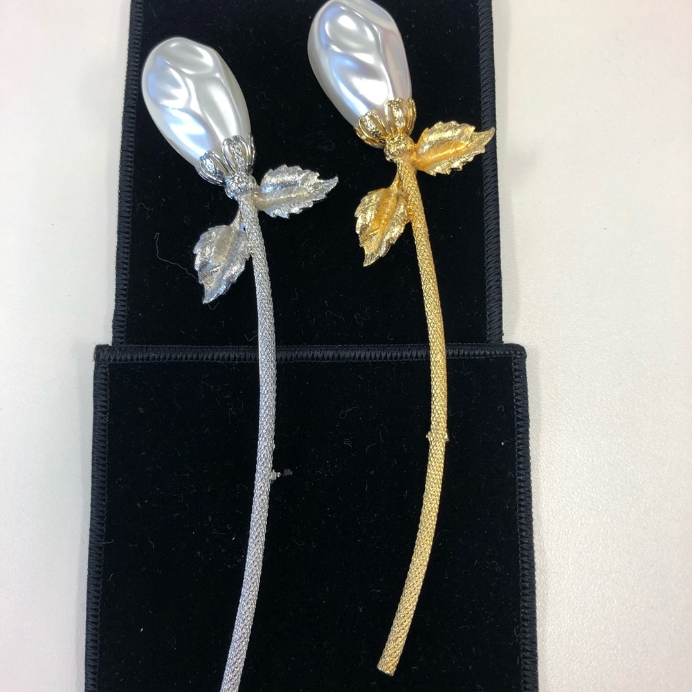 Pair of vintage pins, both for $7